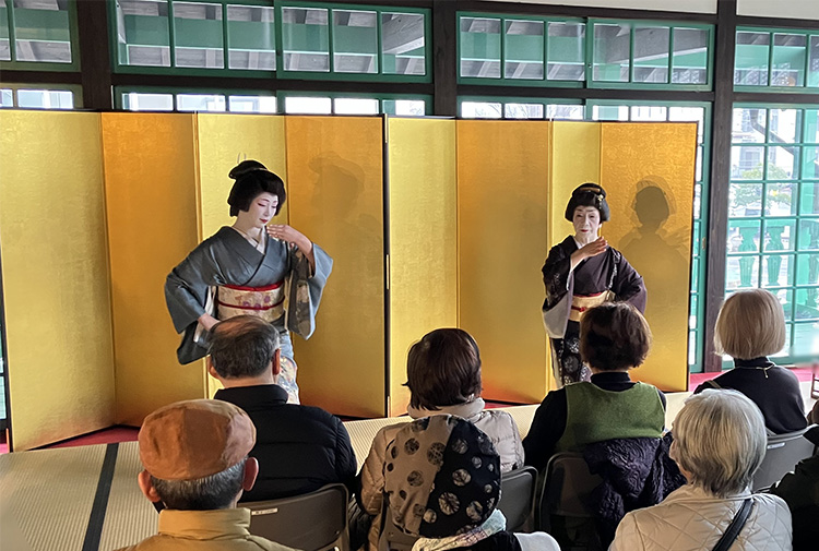 三味線を演奏する長崎検番の芸妓