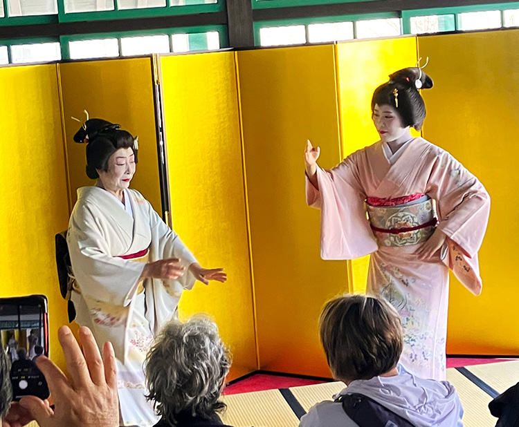 唄と踊りを披露する長崎検番の芸妓衆