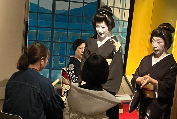 長崎検番の芸妓衆と交流する様子